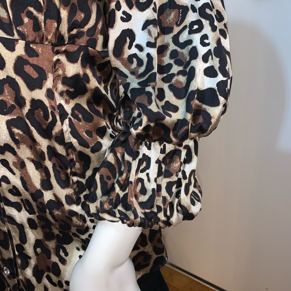 Bebe Leopard Pinup Style Blouse /shirt - Picture 6 of 6